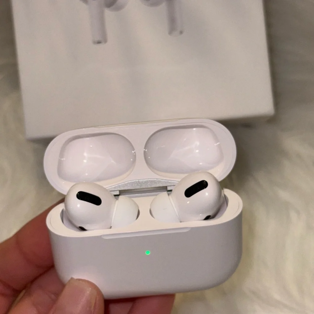 Apple White Wireless Earbuds with Charging Case and Cable